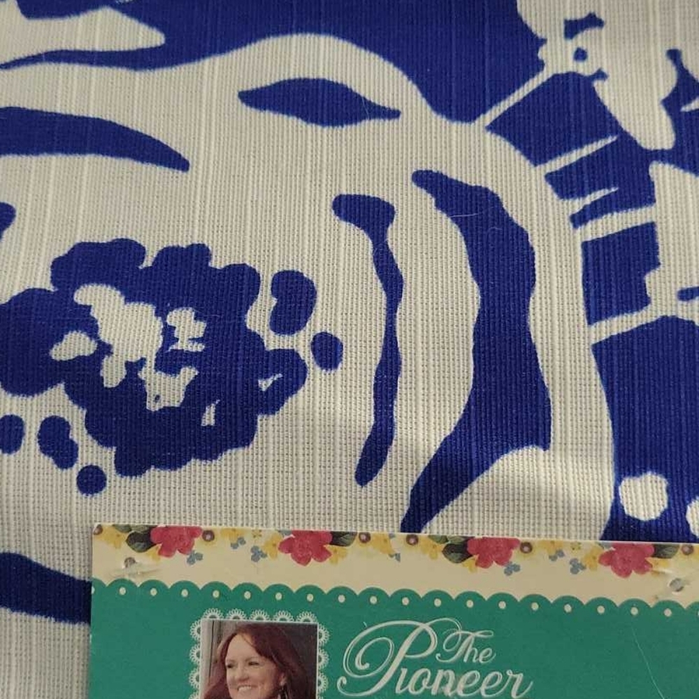 NWT-The Pioneer Woman Floral Design Placemats Set of 2 Reversible/Celia Pom Pom - Picture 2 of 4